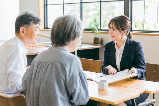画像:相続関係説明図の作成は専門家に依頼する方法もある